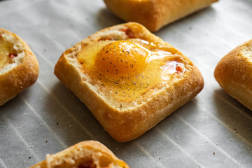 Jajko zapiekane w chlebie, przekąska, śniadanie © piotrszczepanek