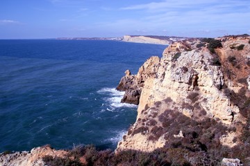 Fototapeta na wymiar Acantilados de piedra arenisca en la costa del sur de Portugal. Vista de los acantilados desde la Ponta da Piedade (Traducción; Cabo Piedad) en Lagos, Algarve, Portugal.