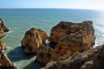 Fototapeta na wymiar Acantilados y formaciones geológicas del cabo de Ponta de Piedade en Lagos, Algarve, Portugal. Un bonito paisaje costero modelado por el mar y el aire sobre la roca arenisca.