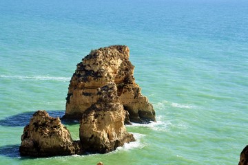 Naklejka premium Acantilados y formaciones geológicas del cabo de Ponta de Piedade en Lagos, Algarve, Portugal. Un bonito paisaje costero modelado por el mar y el aire sobre la roca arenisca.