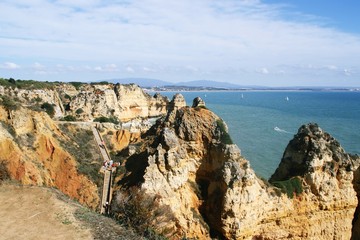 Turistas en las escaleras de bajada al pie de los acatilados de Ponta da Piedade en Lagos, Algarve, Portugal.