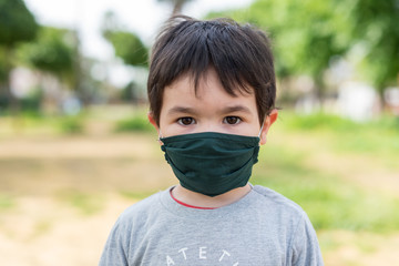 Niño pequeño con mascarilla médica