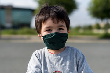 Niño pequeño con mascarilla médica