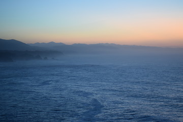 mar y montañas al atardecer