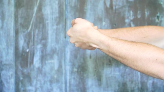 Une des 5 mani&egrave;re pour se laver les mains du coronavirus par d&eacute;sinfection  en pulv&eacute;risant du gel hydroalcoolique, sur un fond en bois bleu.
