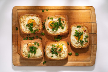 Jajko zapiekane w chlebie, przekąska, śniadanie