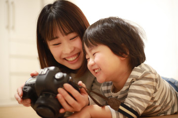 撮影した画像を見る親子