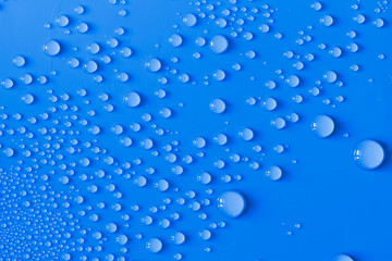 Wassertropfen auf blauem Hintergrund