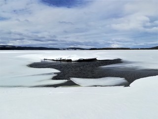 Fototapeta na wymiar frozen lake in winter