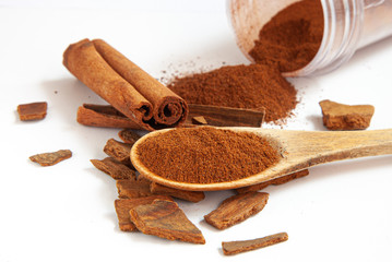 Canela em pó e canela em pau
