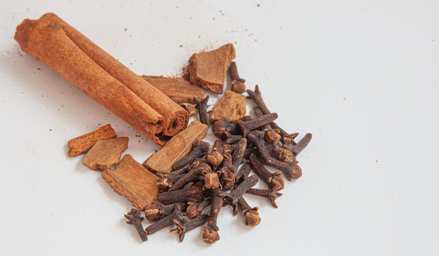 Canela em pau e cravo