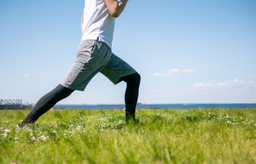 アキレス腱を伸ばすストレッチをする人