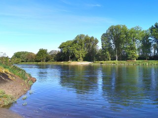Natur; Landschaft; Blumen; Bäume; See; Weiher; Himmel; 