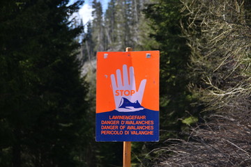 Schild, Tafel, Hand, Warnung, Lawinengefahr, Stop, Stopp, Weg, Waldweg, Wanderweg, gebirge, Alpen,...