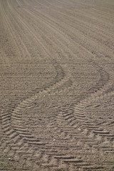 Traktorspur im Boden eines Ackers - Landwirtschaft