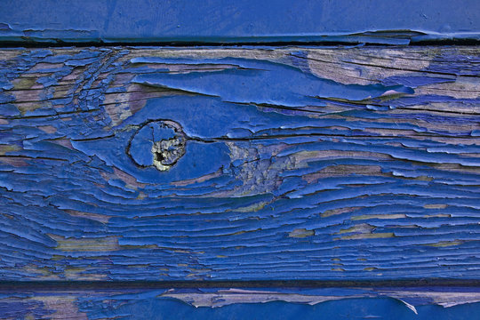 blauer Lack auf Holz