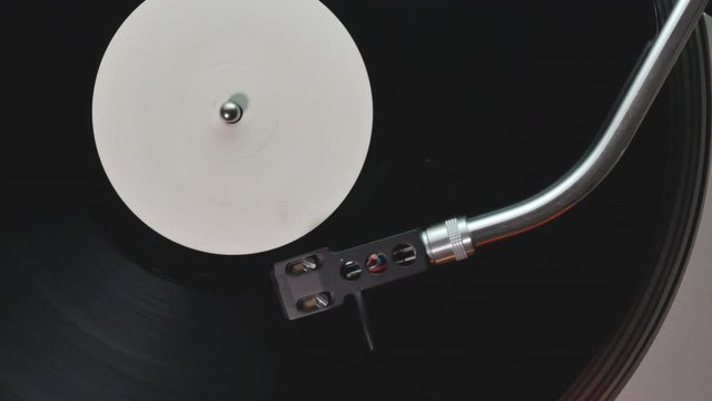 Accelerated video on the head that traces the groove engraved in the vinyl disc
