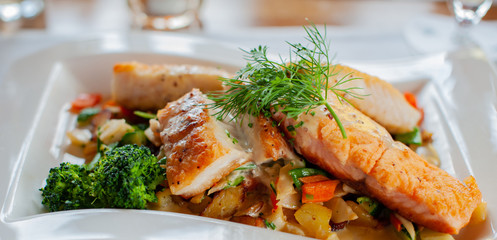 Fischfilets mit Bratkartoffeln auf einem Teller zur Hauptspeise