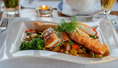 Fischfilets mit Bratkartoffeln auf einem Teller zur Hauptspeise