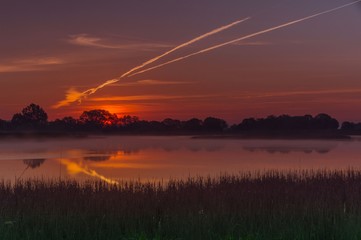 Wschód  słońca nad  stawem © Jerzy