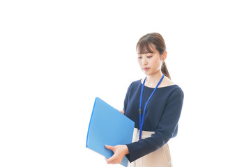 オフィスで働く若いビジネスウーマン