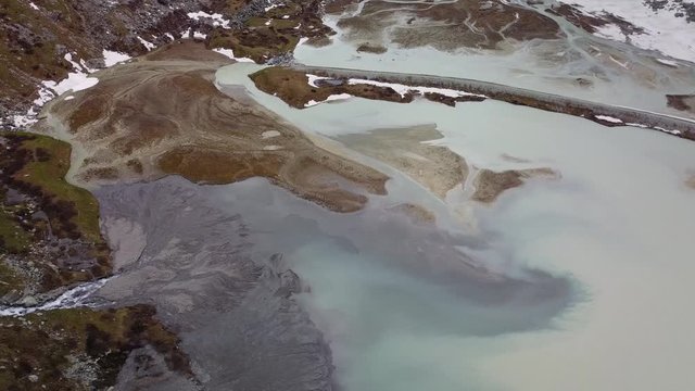 Vid&eacute;o drone originale sans modification et sans son d'un vol en drone avec prise de vue calme vers la gauche sur le lac glaciaire de Moiry en Suisse en Valais central