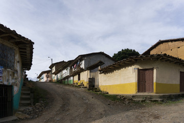 Fototapeta na wymiar Calle de tierra en pueblo viejo. Loja, Ecuador