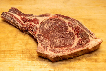 Obraz premium Tomahawk steak on a wooden board