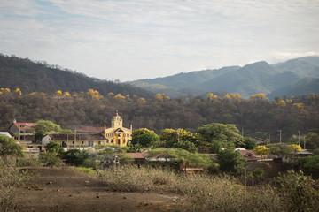 Vista de iglesia de pueblo Mangahurco,Loja Ecuador