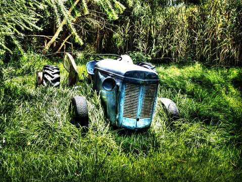 Peque&ntilde;o tractor abandonado en matorrales