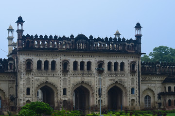 Fototapeta na wymiar old famous bara imambara fort in lucknow, with blue sky 