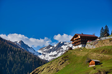 Innervillgraten, Villgraten, Osttirol, Frühling, Villgrater Berge, Deferegger Alpen, Bergbauernhof, Landwirtschaft, Kulturland, Weide, Wiese, Hang, Berg, Zentralalpen, Gebäude, Holzhaus, Landstraße, B