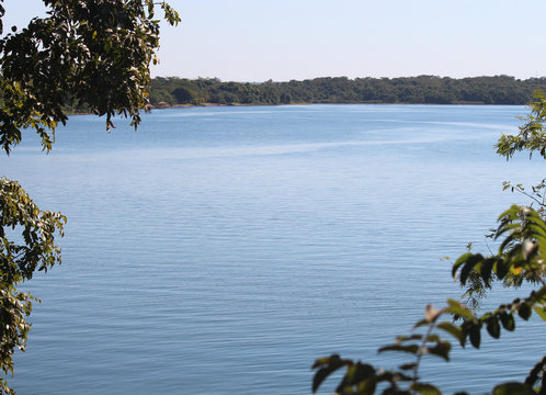 Grande lago azul, com paisagem de vegeta&ccedil;&atilde;o natural