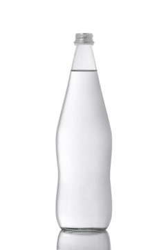 bottiglia d'acqua di vetro, isolata su sfondo bianco