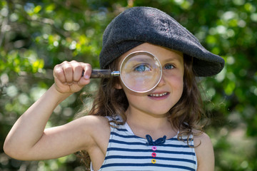 Mädchen mit Lupe