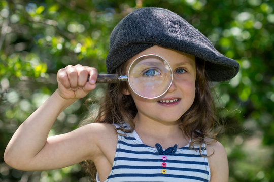 M&auml;dchen mit Lupe