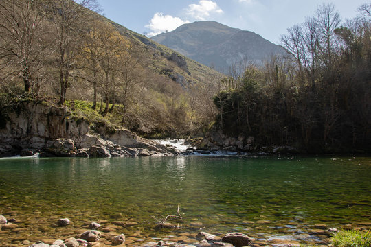 poza natural charca r&iacute;o en valle