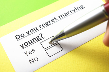 Obraz premium Do you regret marrying young? Yes or no?
