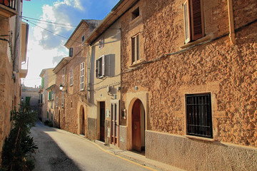 Fototapeta na wymiar Old streets of the ancient city of Alcudia.
