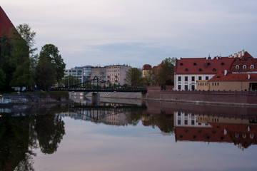 Fototapeta na wymiar river, water, architecture, city, lake, reflection, house, europe, sky, travel, landscape, building, town, italy, view, blue, old, houses, village, bridge, urban, church, castle, pond, tourism,wroclaw