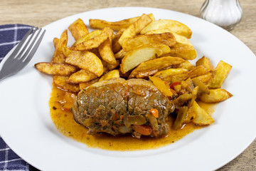 paupiette de boeuf et frites dans une assiette
