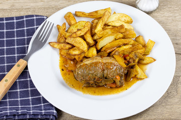 paupiette de boeuf et frites dans une assiette
