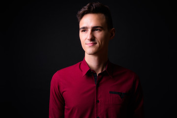 Obraz premium Portrait of young handsome businessman thinking and looking up