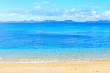 沖縄県の青く澄んだ海　波打ち際