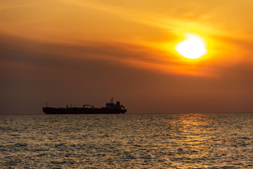 Obraz premium sunset in the sea