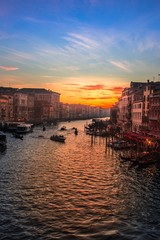 Atardecer increíble en Venecia desde el Puente de Rialto