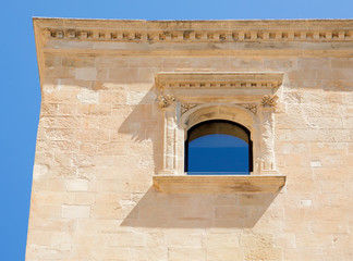 Finestra di un antico palazzo ristrutturato - Lecce