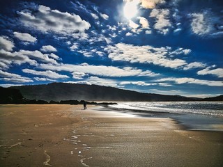 Fototapeta na wymiar dia soleado en playa desierta