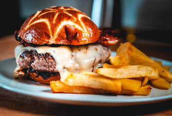 Hamburguesa con patatas.