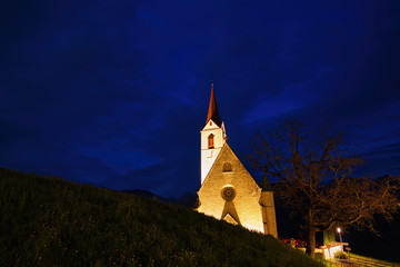 Die Pfarrkirche Maria Himmelfahrt in Feldthurns, S&uuml;dtirol w&auml;hrend der "Blauen Stunde"